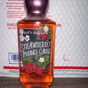 Bath and Body Works Strawberry Pound Cake Shower‎ Gel